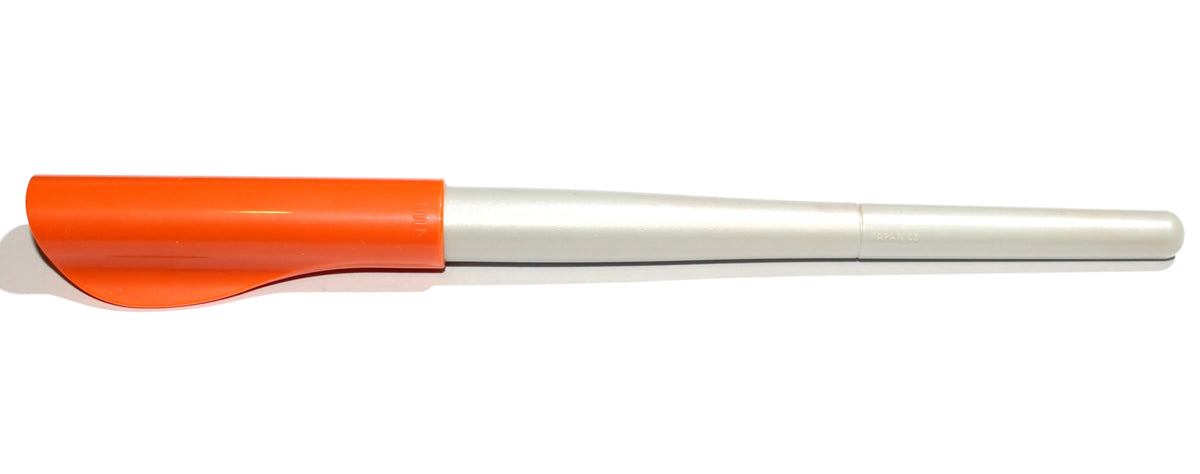 Pilot Parallel Calligraphy Pen Set, 1.5 mm Nib, with Black and Red Ink Cartridges (90050) — licensed Wikimedia Commons photo
